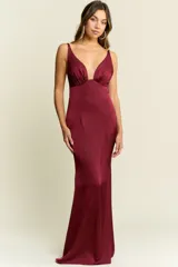Vestido largo de fiesta color borgoña, con escote profundo en V y espalda descubierta.