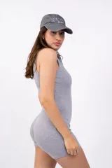 Mono corto negro de punto canalé, con cuello polo, cierre frontal con cremallera y sin mangas.