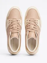 Zapatillas Tommy Hilfiger color crema y rosa pálido, con detalles dorados en el talón y logo de la marca en el lateral.