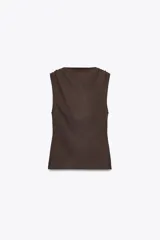 Top marrón de tejido de punto, sin mangas, con cuello fluido y detalle drapeado.