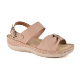 Sandalia de cuero color beige con plataforma baja y tira ancha con detalle fruncido.