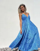 Vestido largo de tirantes finos con estampado paisley en tonos azules y dorados.