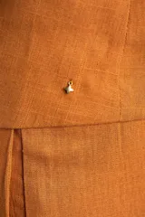 Chaleco negro con escote en V y cierre frontal con botones.