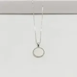 Conjunto de medalla en plata con circonias, con cadena de 42 cm de largo y dije de 17 mm de diámetro.