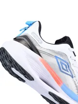 Championes de running Umbro Infinity, color negro con detalles en gris y rojo.