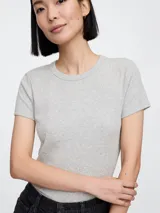 Remera verde oliva de algodón con cuello redondo y corte ajustado.