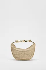 Bolso mini trenzado color dorado, con asa de mano metálica dorada y doble asa bandolera ajustable y extraíble. Tiene forro, bolsillo interior y cierre con cremallera.