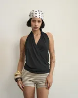 Top negro de microfibra drapeado con escote buche y espalda descubierta. Largo hasta la cadera.