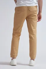 Pantalón cargo jogger color maíz claro, con bolsillos laterales y ajuste con cordón en la cintura.