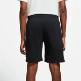 Short negro de corte recto con cintura elástica ajustable con cordón, bolsillos laterales y bolsillo cargo con solapa en la pierna derecha. Logo de Nike bordado en blanco en el lateral.
