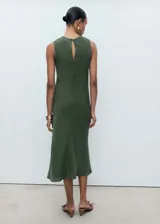 Vestido midi verde oliva, de corte recto y sin mangas, con cuello redondo y cierre de botón en la parte posterior.