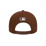 Gorro New Era 9Forty marrón con el logo de los Oakland Athletics bordado en blanco en el frente y el logo de New Era bordado en blanco en el lateral.