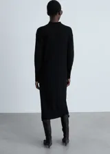 Vestido midi negro de tejido de punto fino, con cuello alto y manga larga.