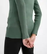 Suéter de punto color verde, con cuello barco, mangas largas y textura acanalada.