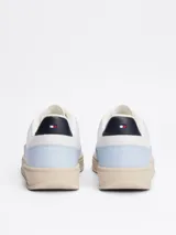 Zapatillas urbanas Tommy Hilfiger color celeste con detalles en blanco y suela color crema.