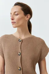 Cardigan tostado de tejido de punto acanalado, con escote en V, manga corta y cierre frontal con botones.