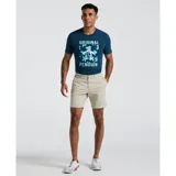 Bermuda color beige, corte chino, largo a la rodilla.