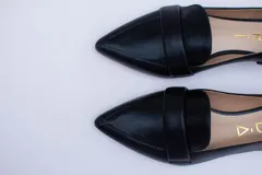 Mocasines color cobre con puntera fina y detalle de antifaz.