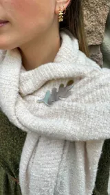 Broche prendedor con forma de hoja color plateado.