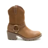 Bota corta Caterpillar color marrón, de cuero y gamuza encerada, con forro de malla de nylon, plantilla de espuma EVA y suela de goma.