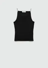 Top gris con tirantes finos, cuello halter y corte ajustado.