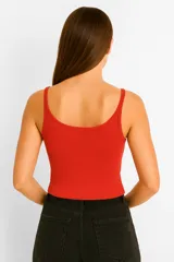 Musculosa blanca de bretel fino, corte cropped y escote redondo.