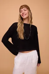 Crop sweater negro confeccionado en tejido de pima cotton, con cuello bote y mangas largas ajustadas con forma semi oxford.