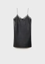 Vestido corto negro de efecto piel, con tirantes finos, escote en pico y detalle de encaje en el escote.