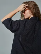 Kimono color blanco con bordado calado, mangas 3/4 y bolsillos laterales.