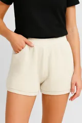 Short negro de viscosa con punto crochet, calce alto y holgado.