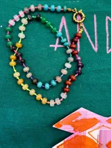 Collar corto de cuentas de piedra natural multicolor, con cierre metálico dorado.