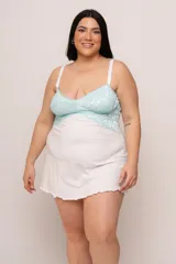 Babydoll corto blanco con corpiño de encaje lila y breteles finos regulables.