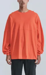 Remera de manga larga color naranja con cuello redondo.