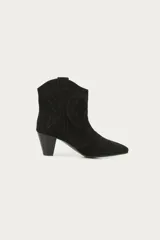 Bota corta de cuero vacuno descarne color negro, con diseño bordado en el lateral, taco de madera y punta fina.