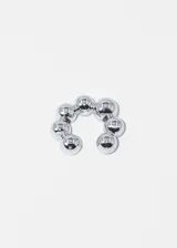 Ear cuff de esferas metálicas con diseño elegante y moderno, apto para la oreja sin necesidad de perforación.