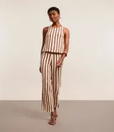 Conjunto de top sin mangas y pantalón palazzo a rayas verticales marrones y beige.