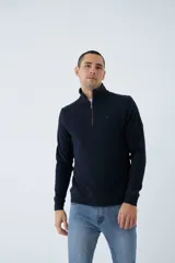 Buzo de hombre azul marino con medio cierre, cuello alto y logo estampado en el pecho. Corte regular y mangas largas.