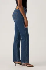 Pantalón de jean azul de corte recto, con tiro alto y cierre con botones.