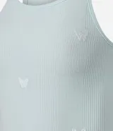 Conjunto de pijama femenino compuesto por una musculosa con escote en U, breteles finos y short liso con cintura elástica. La musculosa presenta un estampado de mini mariposas bordadas.