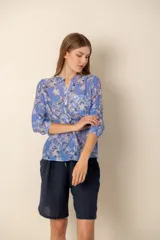 Camisa de dama estampada con lunares grandes color azul marino sobre fondo blanco.