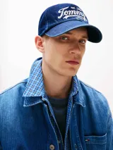 Gorra de jean azul con logo Tommy Jeans bordado en blanco en el frente.