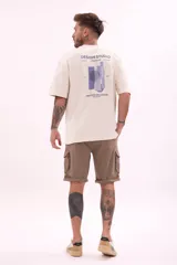 Remera color crudo de corte holgado con estampado pequeño en el frente.