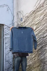 Buzo azul de algodón con cuello redondo y logo bordado en el pecho.