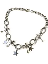 Collar plateado con cadena de eslabones y dijes colgantes de estrellas y barras con bolitas.