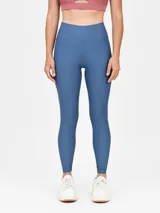 Calza larga de lycra color azul acero, tiro alto y calce ajustado.