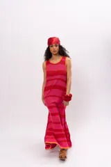 Vestido largo sin mangas, con corte holgado y diseño a rayas horizontales en tonos rosa y rojo.