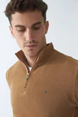 Buzo negro de algodón con cuello alto y medio cierre. Tiene logo bordado en el pecho y puños en las mangas.