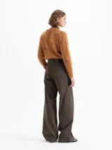 Jeans wide leg color marrón, confeccionado en denim tipo sastrero, liviano y con leve elasticidad. De tiro medio y caída amplia.