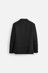 Blazer negro de corte regular fit, confeccionado en tejido con viscosa. Presenta cuello con solapas de muesca, manga larga con puños abotonados, bolsillo de vivo en el pecho, bolsillos de solapa en la cadera, bolsillo interior, aberturas en la espalda y cierre frontal con dos botones.