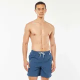Short de baño azul con cordón blanco en la cintura.
